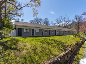 35 Suyeta Park Dr in Waynesville, NC - Building Photo - Building Photo