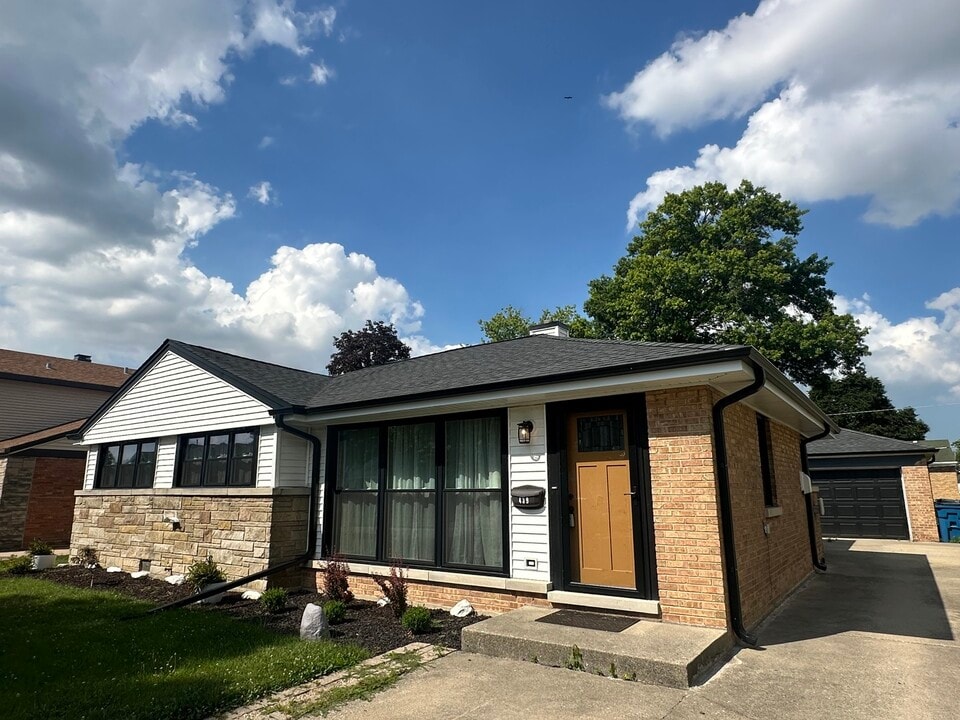 439 Highview Ave in Elmhurst, IL - Building Photo