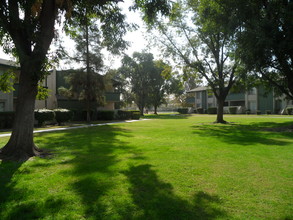 Parkwood Apartments in Bakersfield, CA - Building Photo - Building Photo