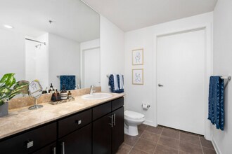 380 N La Salle St-Unit -1 in Chicago, IL - Building Photo - Building Photo