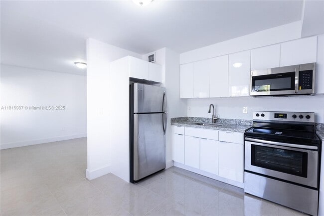 13251 Memorial Hwy in Miami, FL - Building Photo - Building Photo