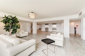 2821 Sunny Isles Blvd in North Miami Beach, FL - Building Photo - Building Photo