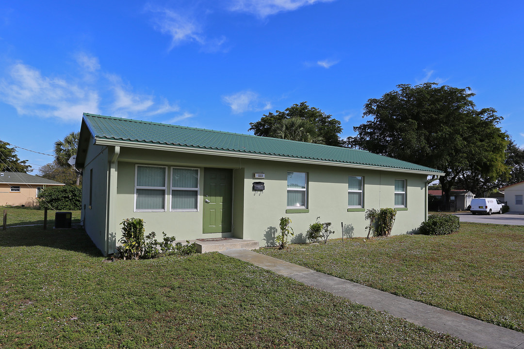 Twin Lakes in West Palm Beach, FL - Building Photo