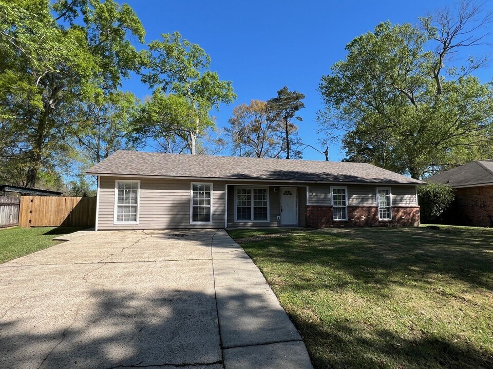 8849 Timber Ln in Denham Springs, LA - Building Photo