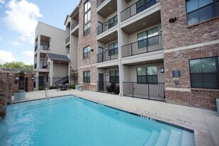 Thomas Park Lofts in College Station, TX - Building Photo