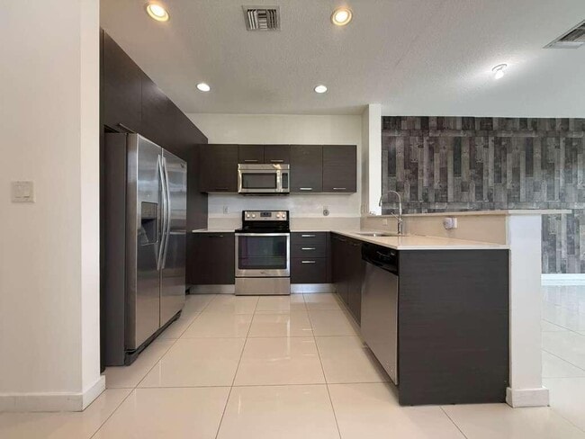 3563 NW 13th St in Lauderhill, FL - Foto de edificio - Building Photo