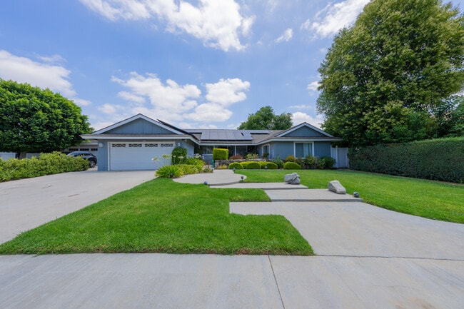 property at 7852 Bobbyboyar Ave