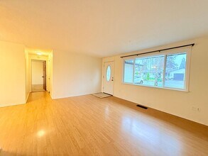 19665 SW Shire Ct in Beaverton, OR - Building Photo - Building Photo