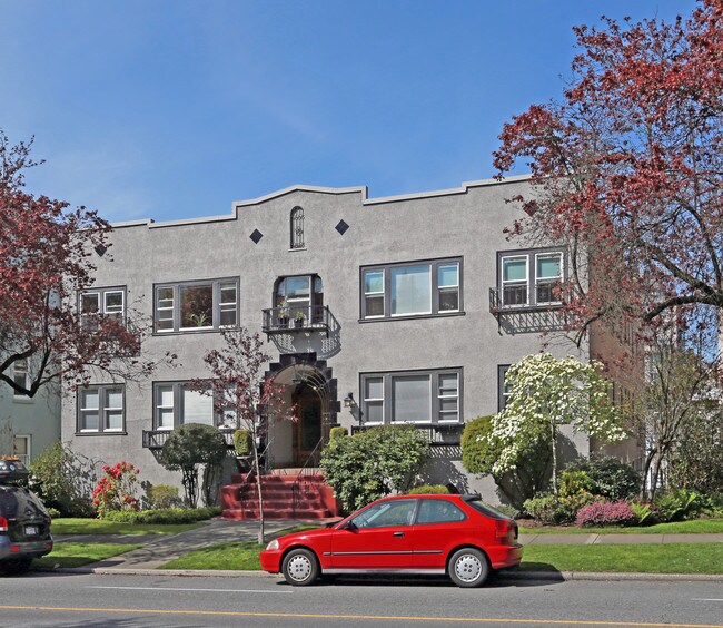 York  Manor in Vancouver, BC - Building Photo - Building Photo