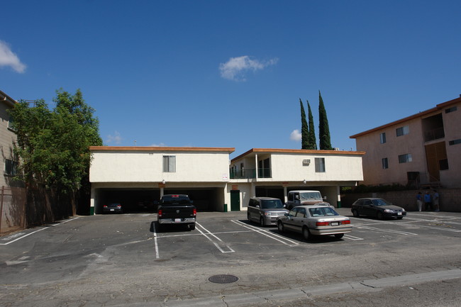 Churchill Court Apartments in Chatsworth, CA - Building Photo - Building Photo