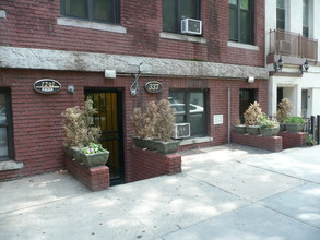 335-337 W 55th St in New York, NY - Building Photo - Building Photo