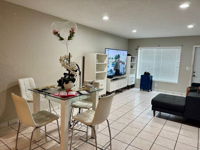 260 SW 8th Ave in Hallandale Beach, FL - Building Photo - Building Photo
