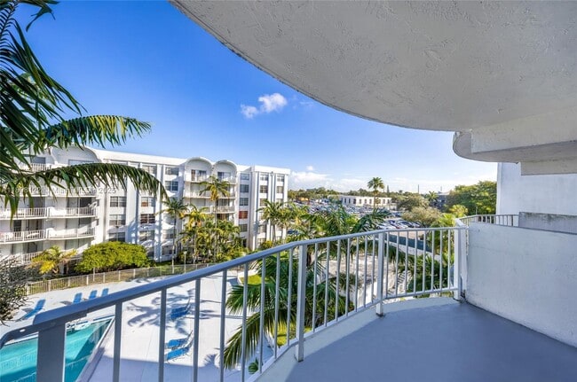 492 NW 165th St in Miami, FL - Building Photo - Building Photo