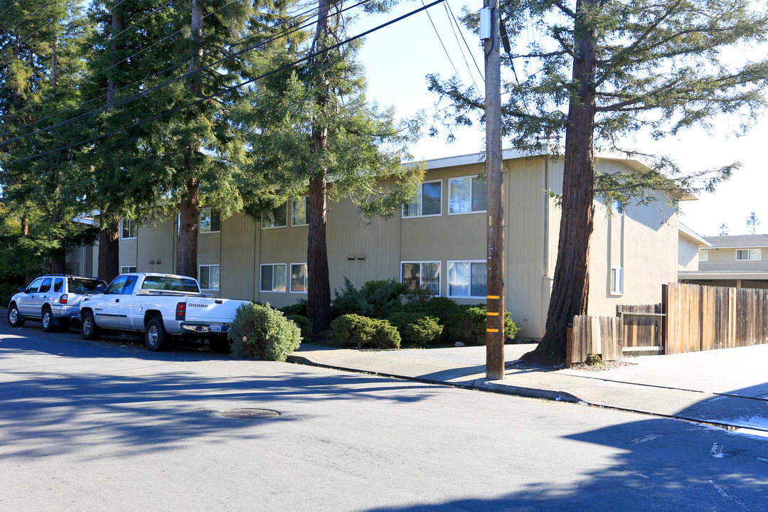 Oaks Apartments in Redwood City, CA - Building Photo