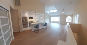 239-70B Oak Park Dr, Unit B in Queens, NY - Building Photo