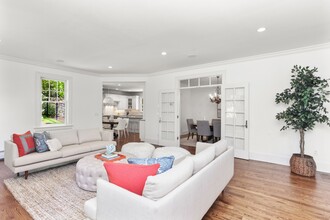 29 Weston Hill Rd in Greenwich, CT - Building Photo - Building Photo
