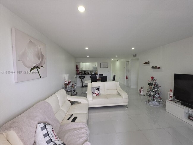 6970 NW 186th St in Hialeah, FL - Foto de edificio - Building Photo