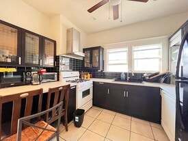 3023 1/2 Van Buren Pl in Los Angeles, CA - Building Photo