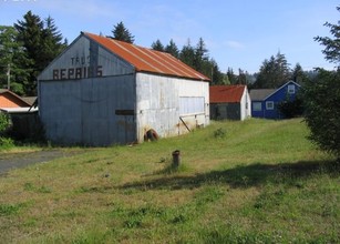 75303 US Highway 101 in Reedsport, OR - Building Photo - Building Photo