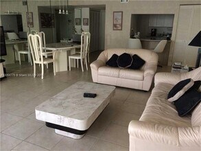 18000 N Bay Rd, Unit 501 in Sunny Isles Beach, FL - Foto de edificio - Building Photo