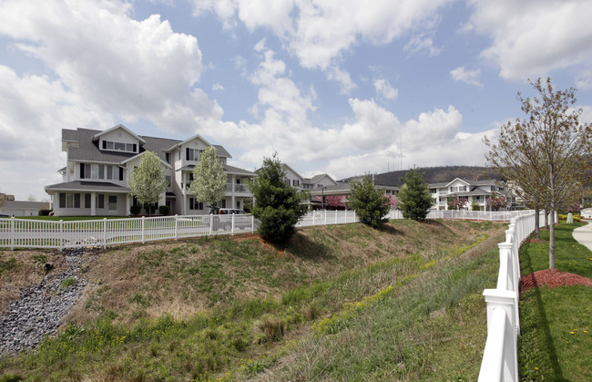 Holiday Manor At Oakridge in Harrisburg, PA - Building Photo - Building Photo