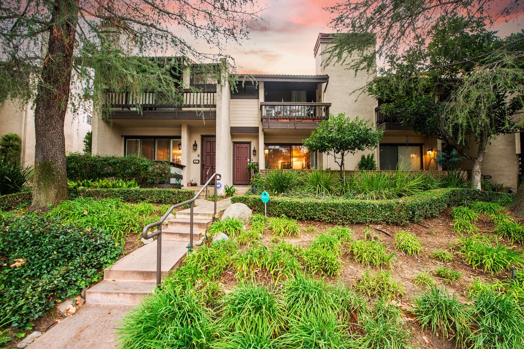 5711 Owensmouth Ave in Woodland Hills, CA - Building Photo