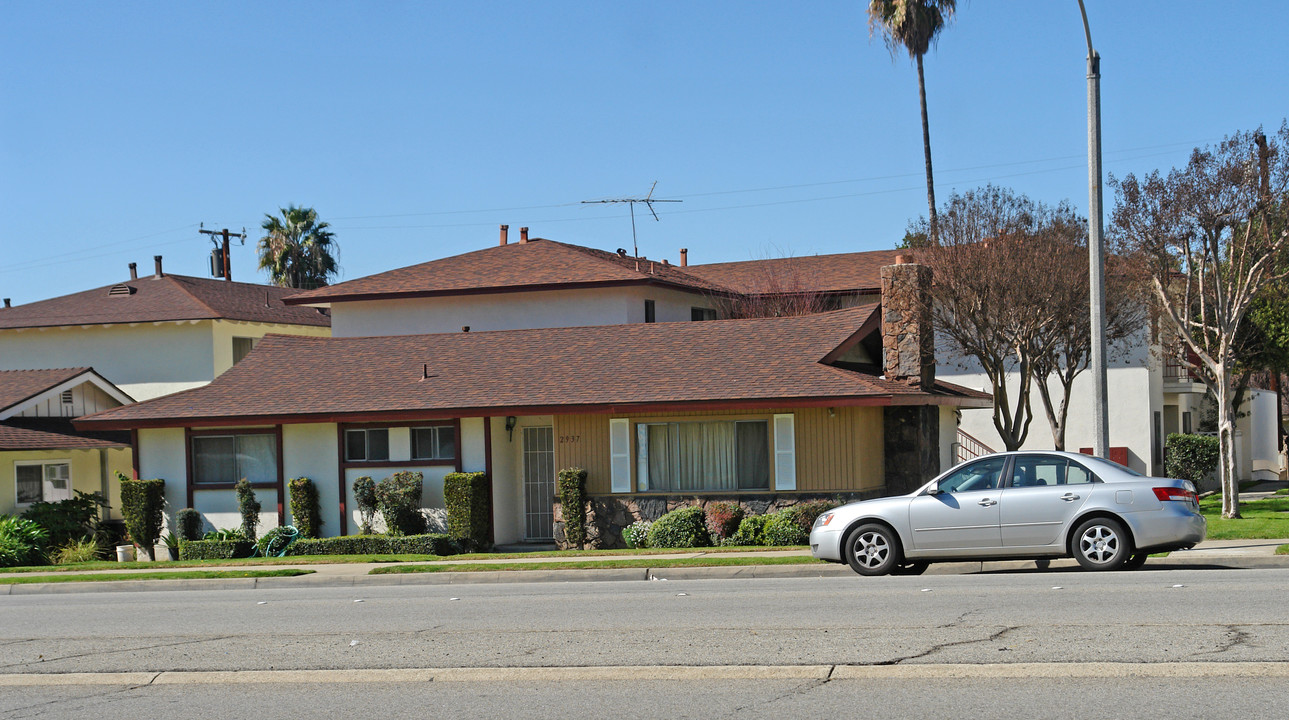 2937 N Garey Ave in Pomona, CA - Foto de edificio