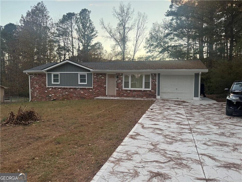 1996 Cleburne Pkwy in Powder Springs, GA - Building Photo