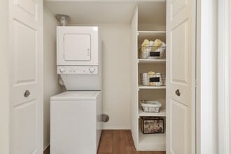 Lakeside Village Apartments in Clinton Township, MI - Building Photo - Building Photo
