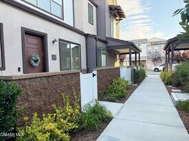 215 Red Brick Dr in Simi Valley, CA - Building Photo