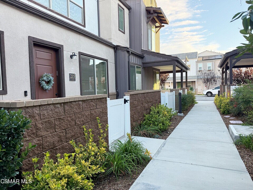 215 Red Brick Dr in Simi Valley, CA - Building Photo