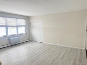 3 Toms Point Ln in Port Washington, NY - Building Photo - Building Photo