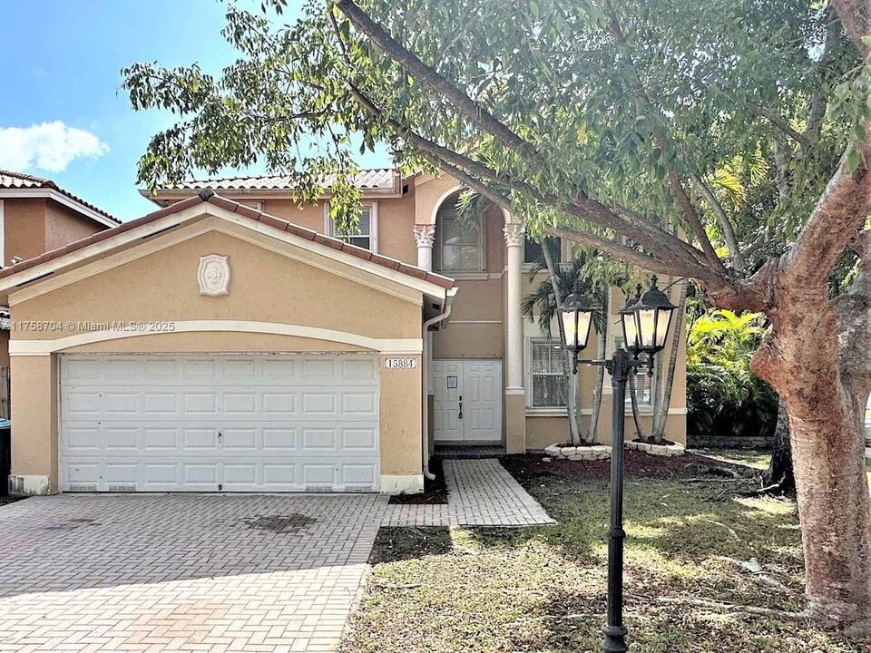15884 SW 61st St in Miami, FL - Foto de edificio