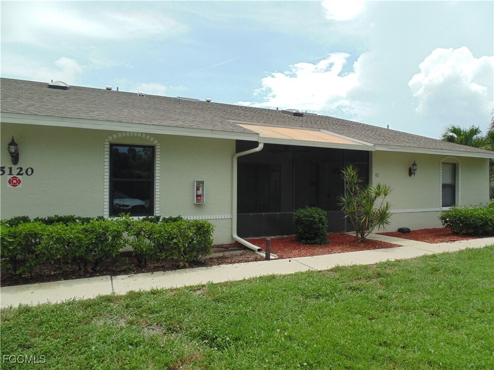 5120 SW Courtyards Ct in Cape Coral, FL - Building Photo