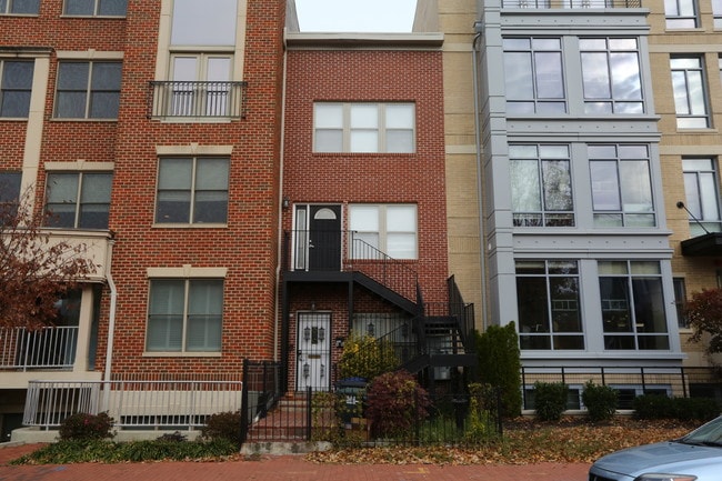 443 R St NW