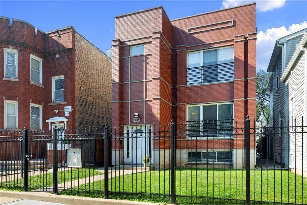 3528 W Shakespeare Ave in Chicago, IL - Building Photo
