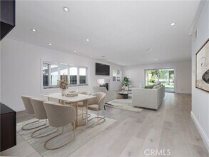 21555 Mulholland Dr in Los Angeles, CA - Building Photo - Building Photo