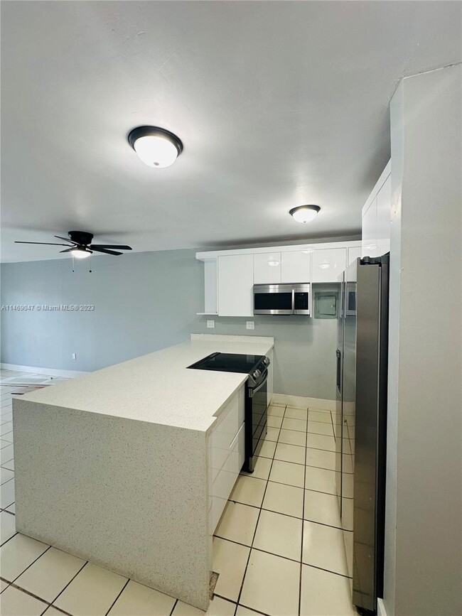 145 SW 30th Ct-Unit -207B in Miami, FL - Building Photo - Building Photo