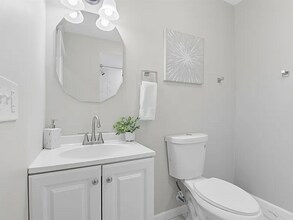 12 Saint James Ave, Unit 1 in Holyoke, MA - Building Photo - Building Photo