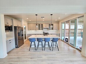 10537 San Bruno St in Ventura, CA - Foto de edificio - Building Photo