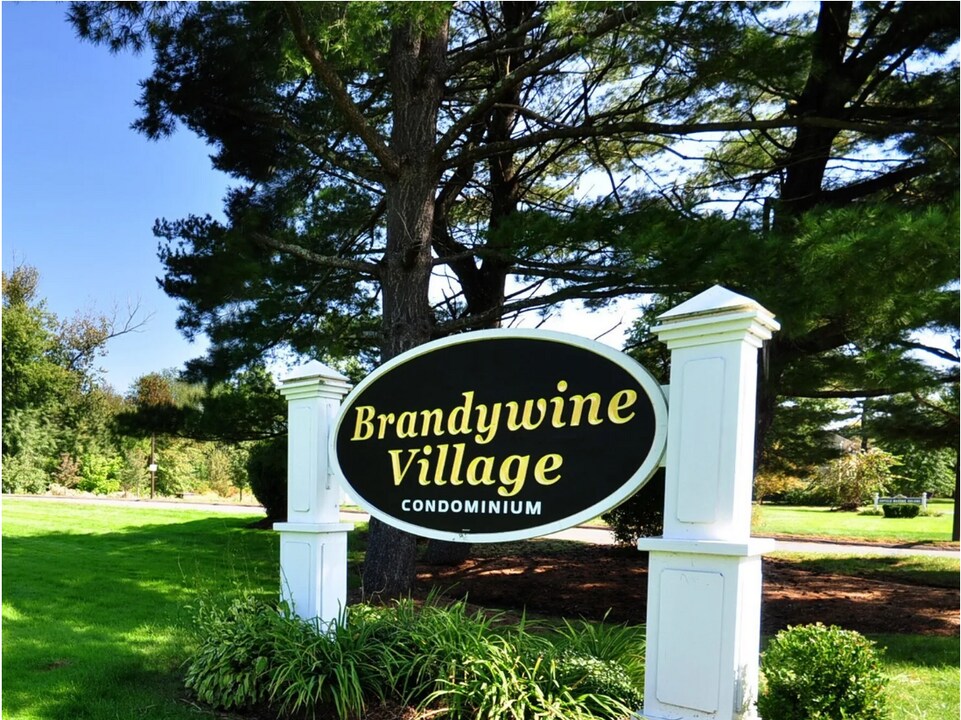 83 Brandywine Ln in Suffield, CT - Building Photo