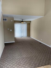 1818 Whitney Dr in Hanover Park, IL - Foto de edificio - Building Photo