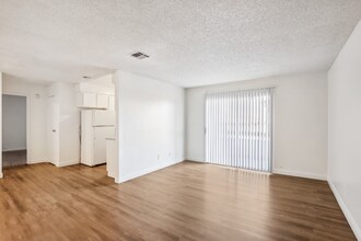 1750 Karen Ave in Las Vegas, NV - Building Photo - Building Photo