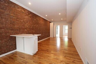 240 6th St in Jersey City, NJ - Building Photo - Building Photo