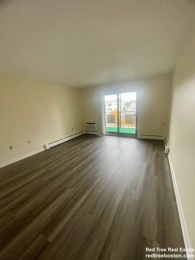 385 Massachusetts Ave in Arlington, MA - Foto de edificio - Building Photo