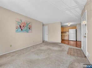 403 Poets Way in Mahwah, NJ - Building Photo - Building Photo