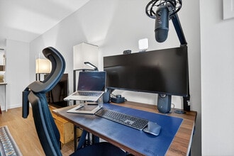 68 W 37th St in New York, NY - Building Photo - Building Photo