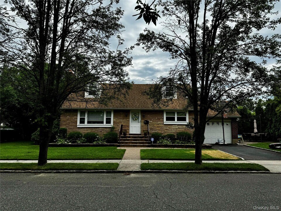 6 Highland Terrace in Manhasset, NY - Building Photo