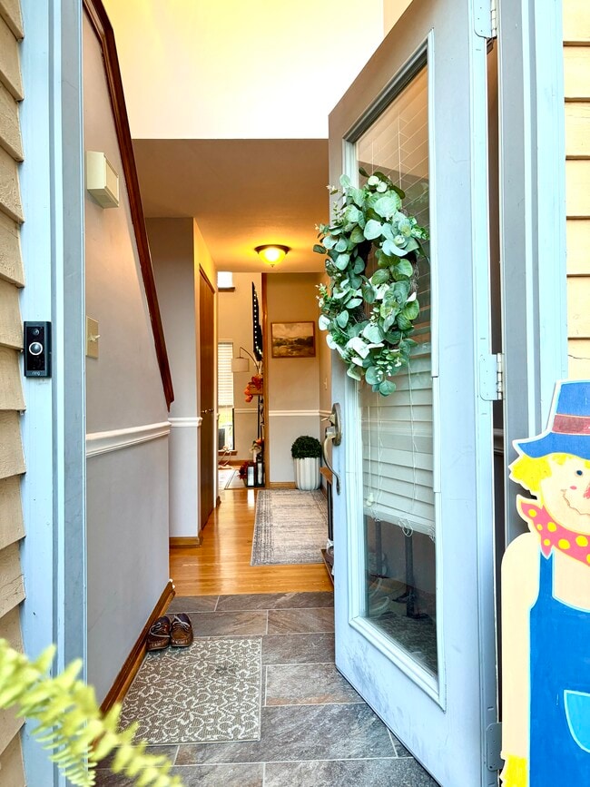 8254 Beehive Cir in Liverpool, NY - Foto de edificio - Building Photo