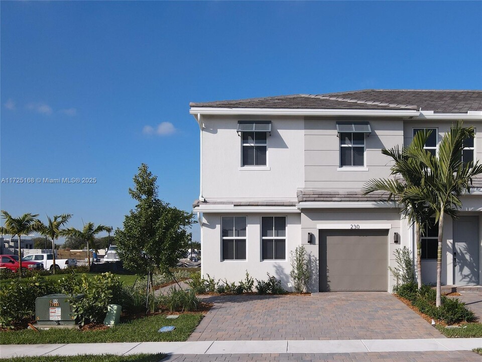 230 SW 170th Ave in Pembroke Pines, FL - Building Photo